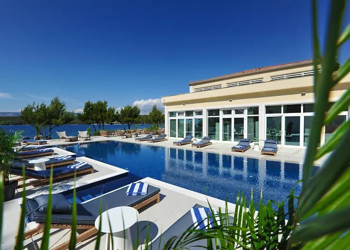 Hotel Antica-Seafront Hotel With Comfortable Rooms And Pool