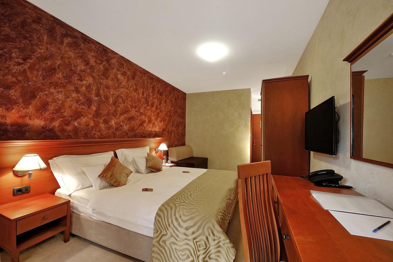 Antica-seafront With Comfortable And Pool Hotel